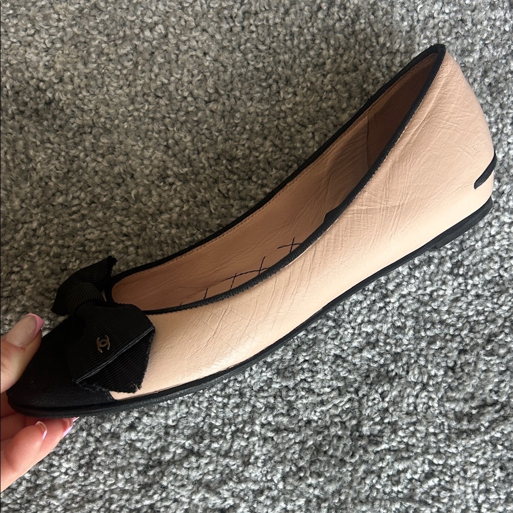 CHANEL Black and Pink Bow Flats - Picture 3 of 5